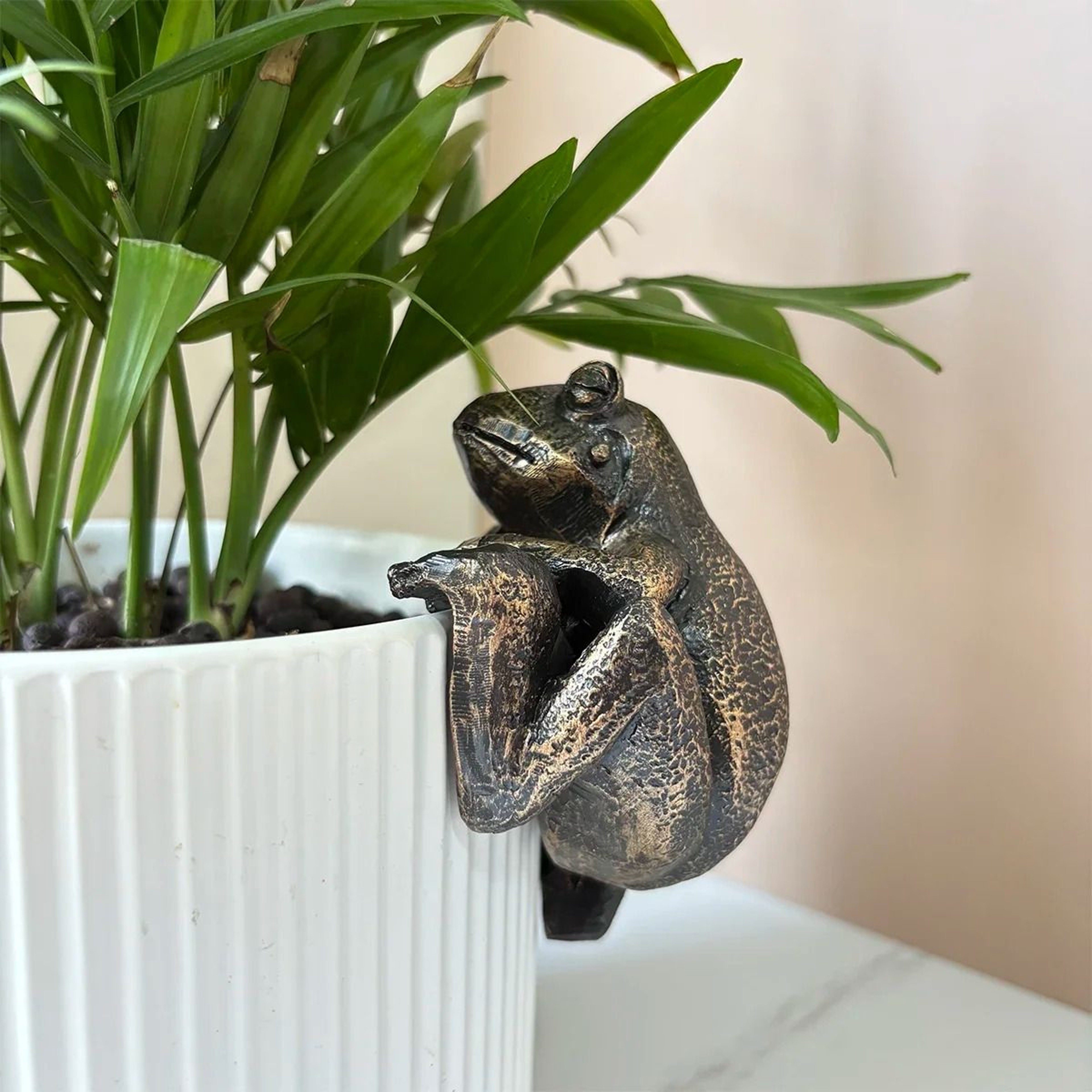 Cute Frog Flowerpot Hanger Resin Statue For Garden Bonsai And Planter Decor 1