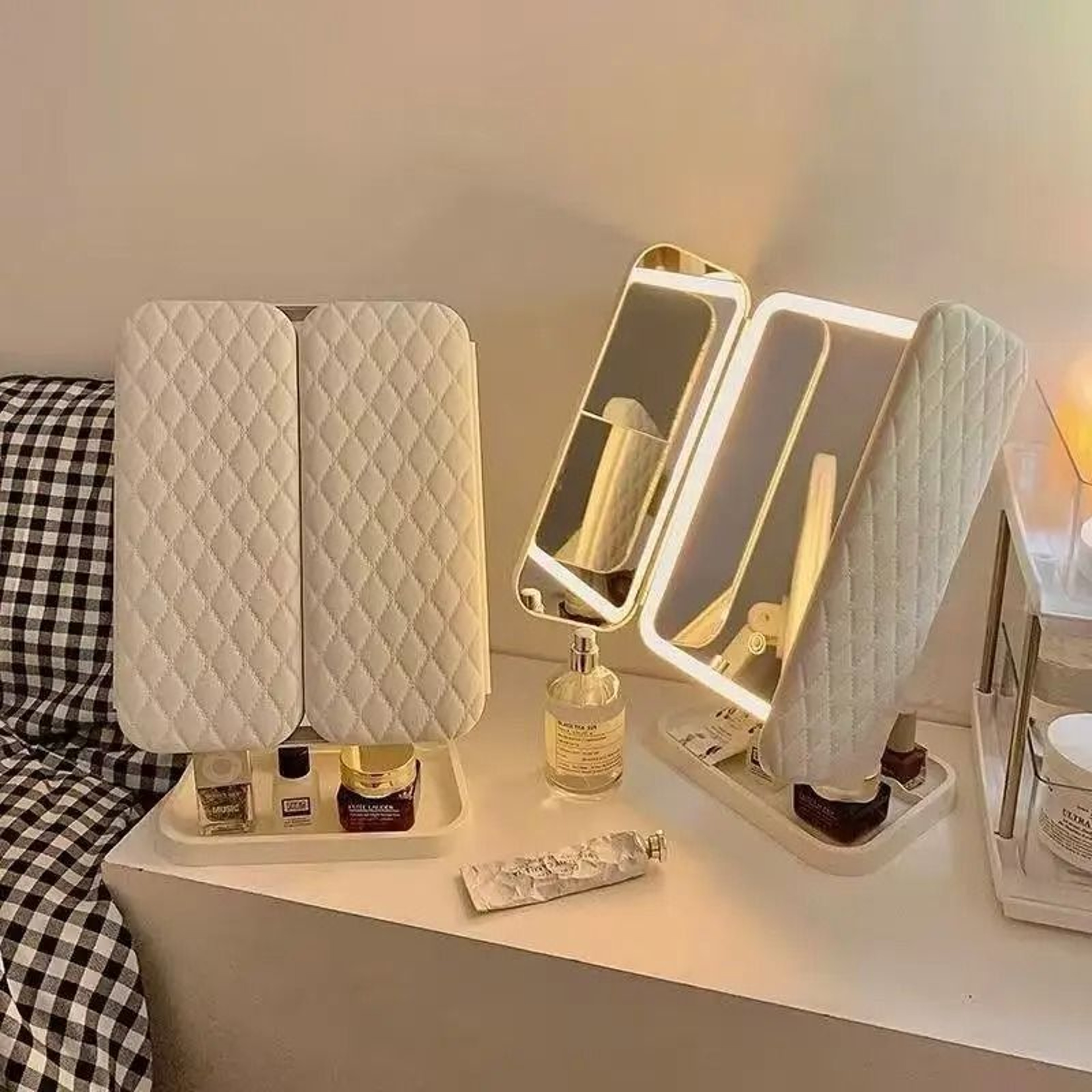 Elegant LED Trifold Makeup Mirror Desktop Lighted Vanity Mirror For Bedroom 3