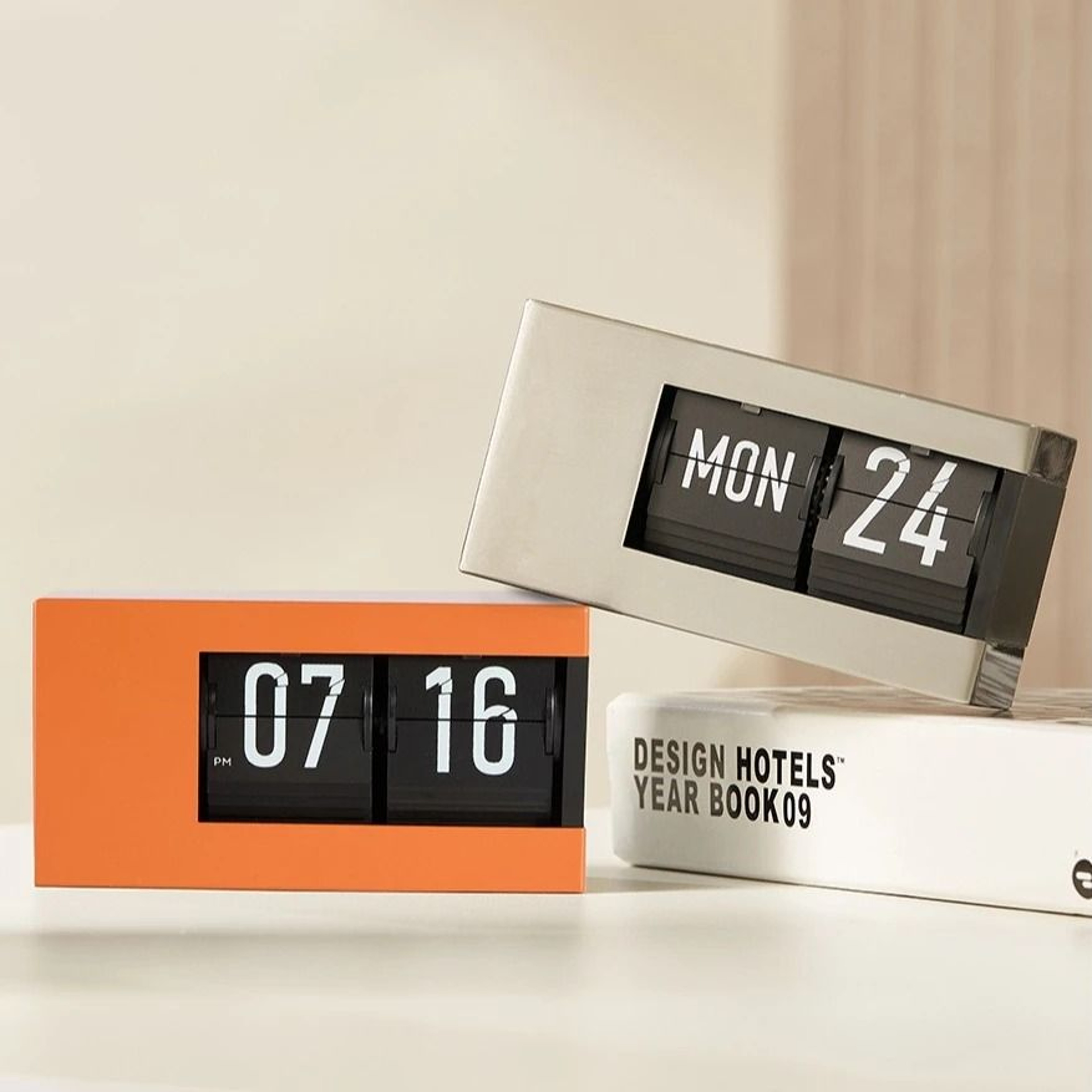 Minimalist Silent Flip Calendar Desk Clock With Automatic Date Display 7