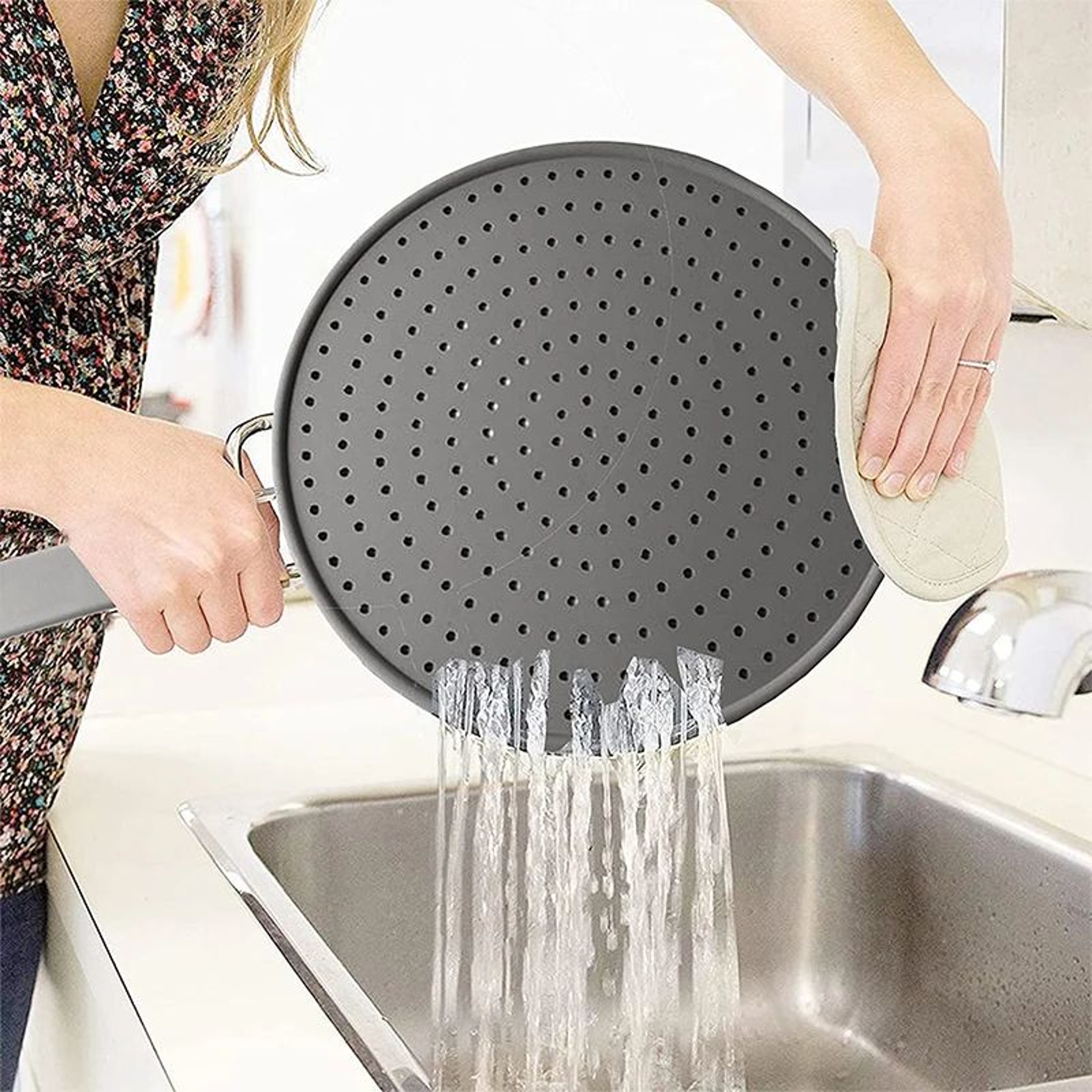 Silicone Kitchen Splatter Screen With Handle  HeatResistant Oil Splash Guard Pan Cover 1