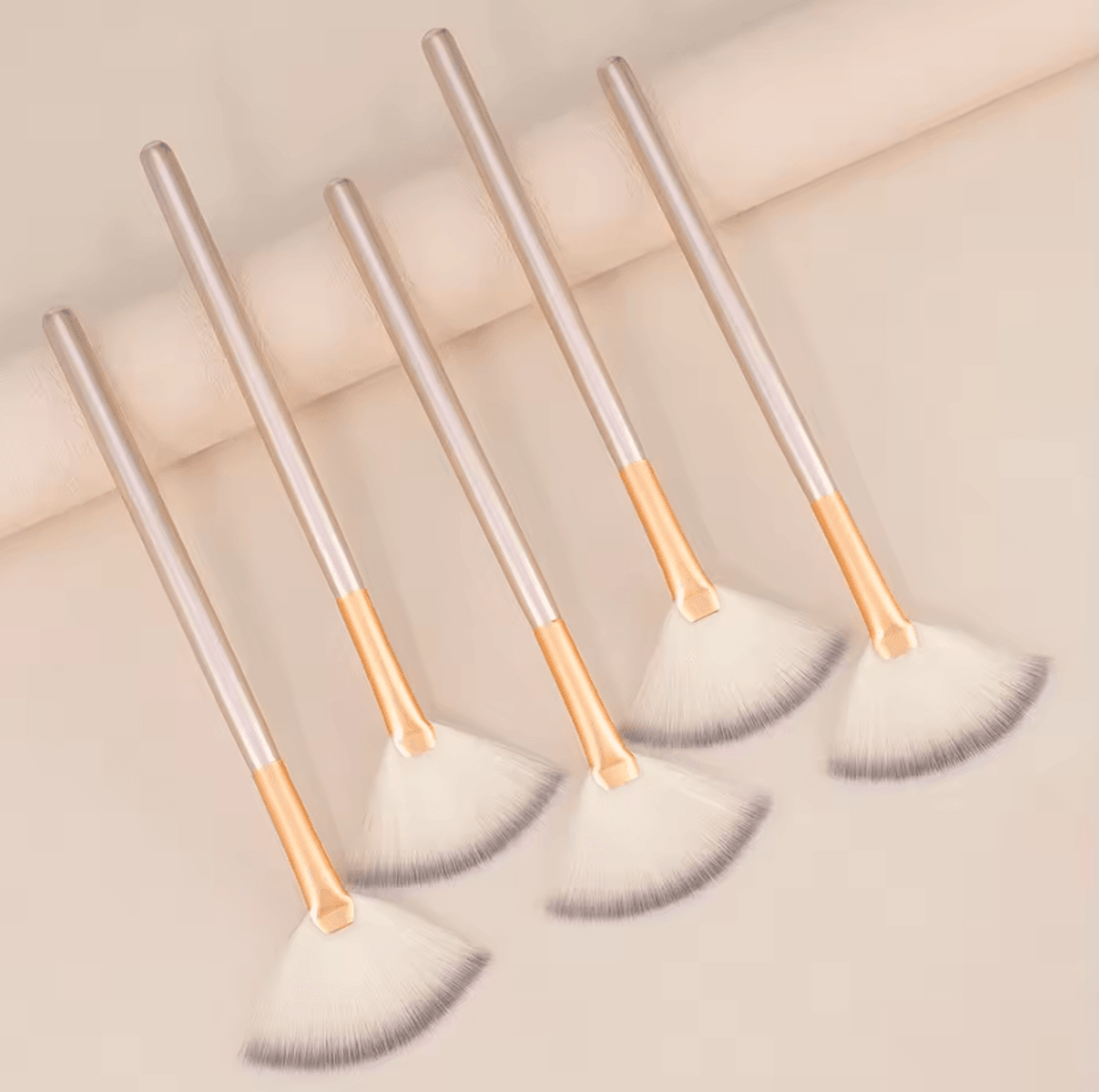 Soft Touch Portable Fan Makeup Brush For Facial Masks And Beauty Care 2