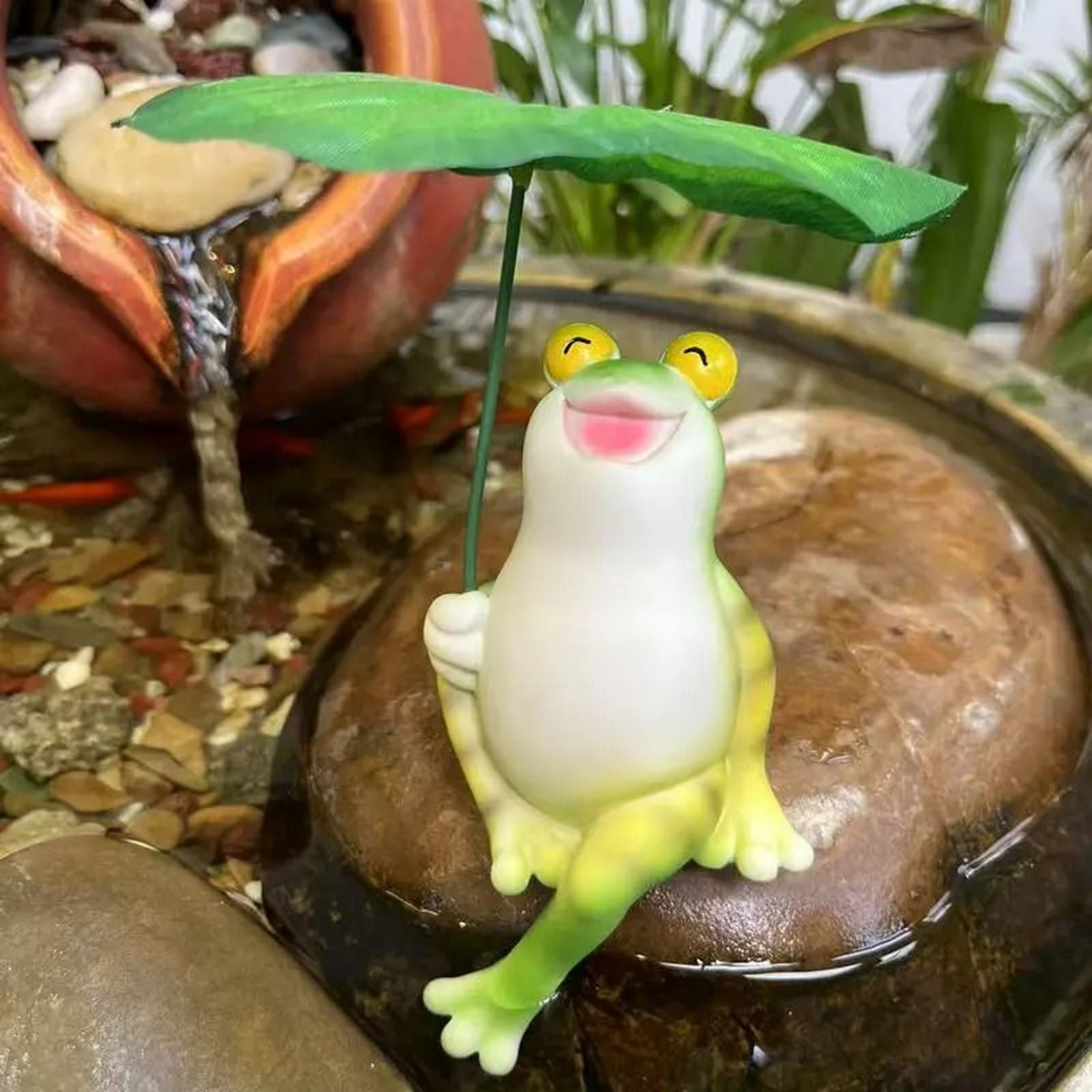 Cute Frog With Leaf Umbrella Garden Statue  Handcrafted Resin Figurine For Pond Patio And Fairy Gar 4