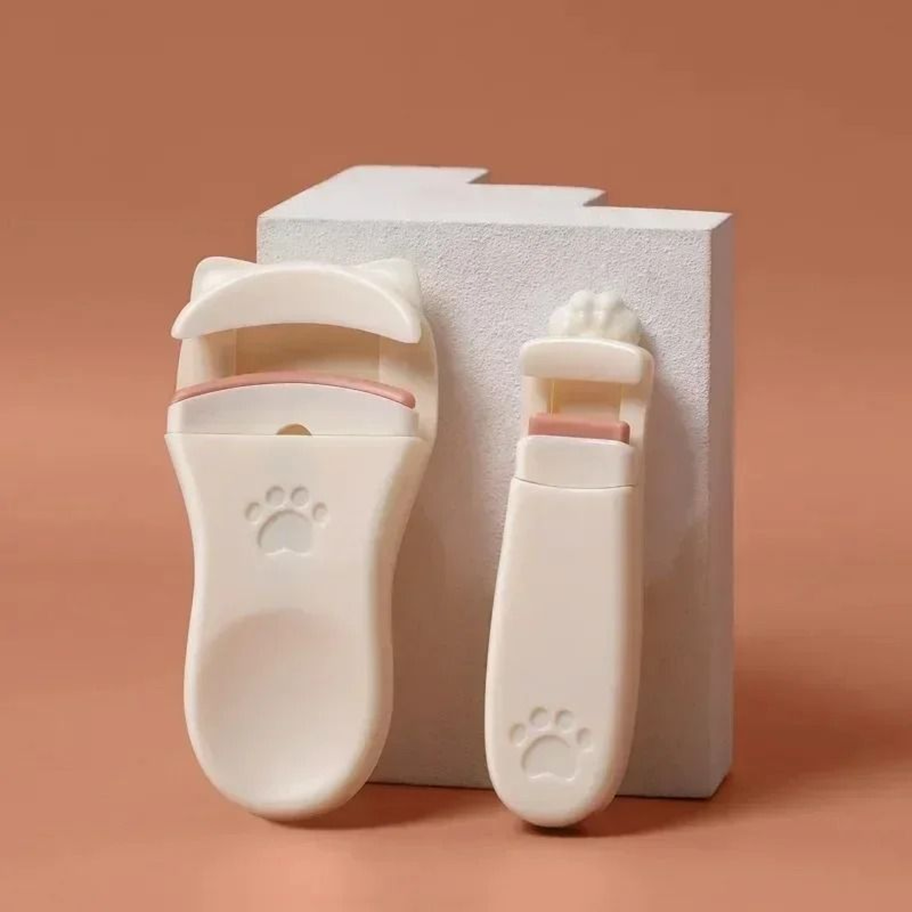 Cute Cat Paw Design Portable Eyelash Curler With Soft Silicone Refill Pads 4