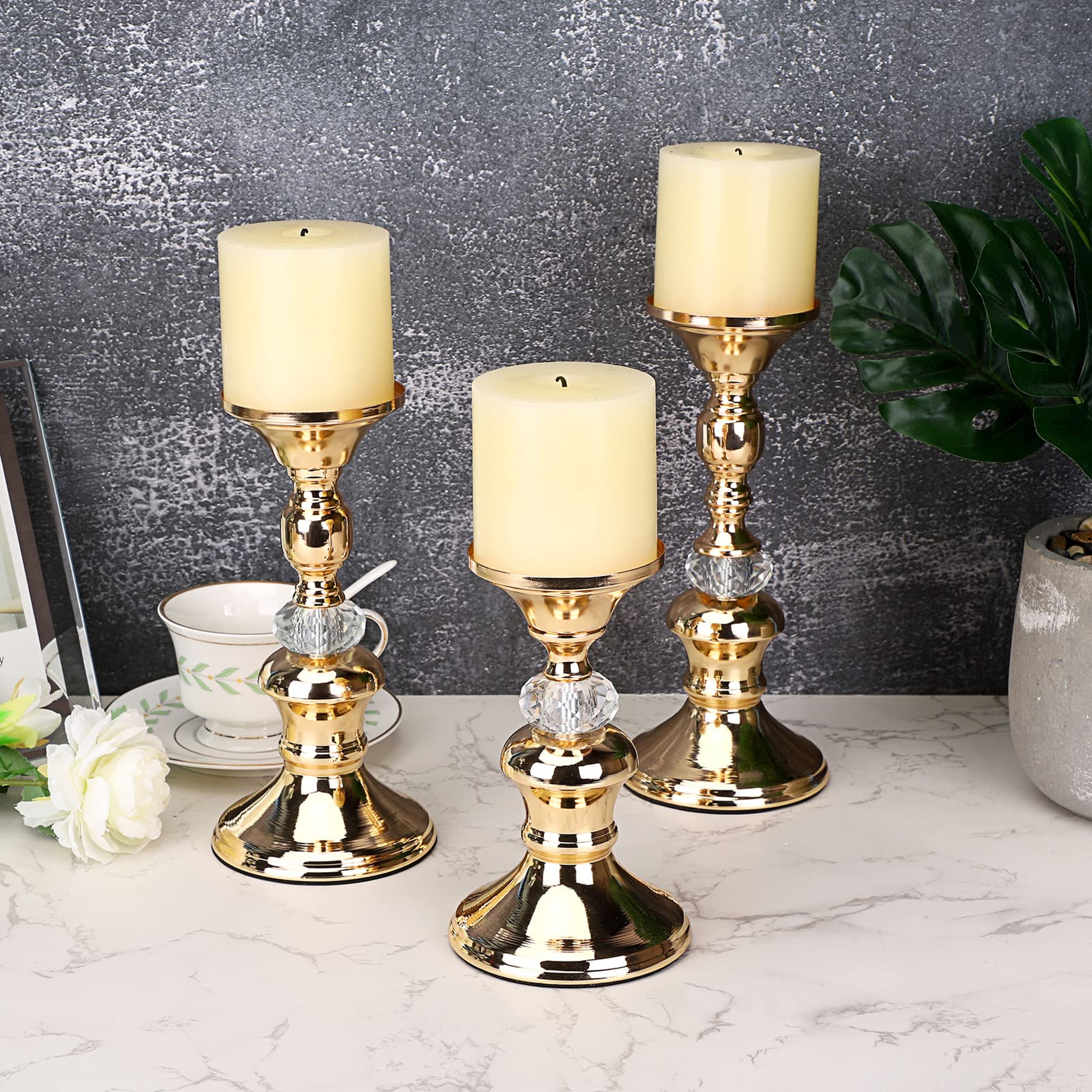 Vintage Gold Metal Pillar Candle Holders Elegant Crystal Pillar Candle Stands 3