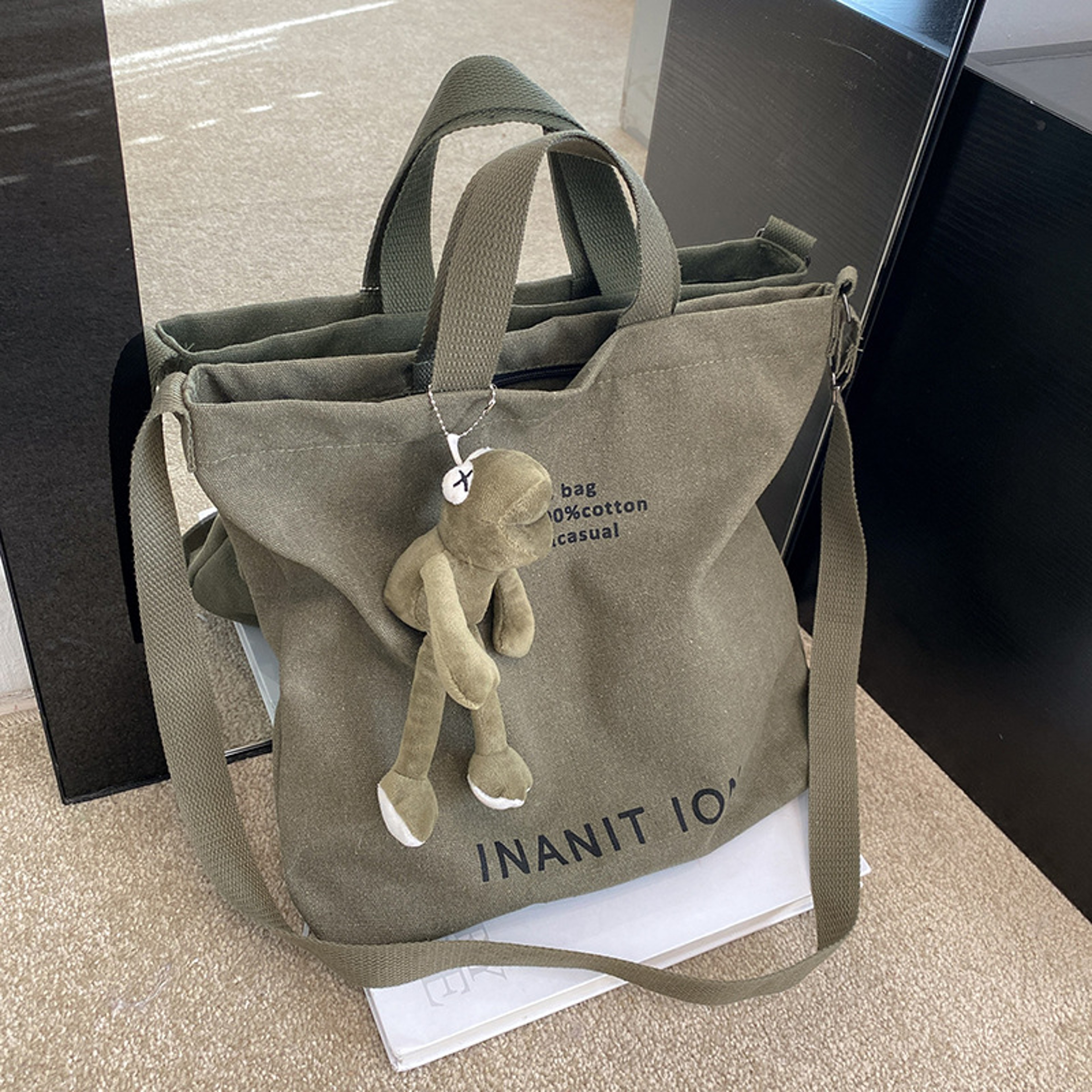 Large Capacity Canvas Crossbody Bag For Men And Women Thick Wash Canvas Handbag For Arts Students 1