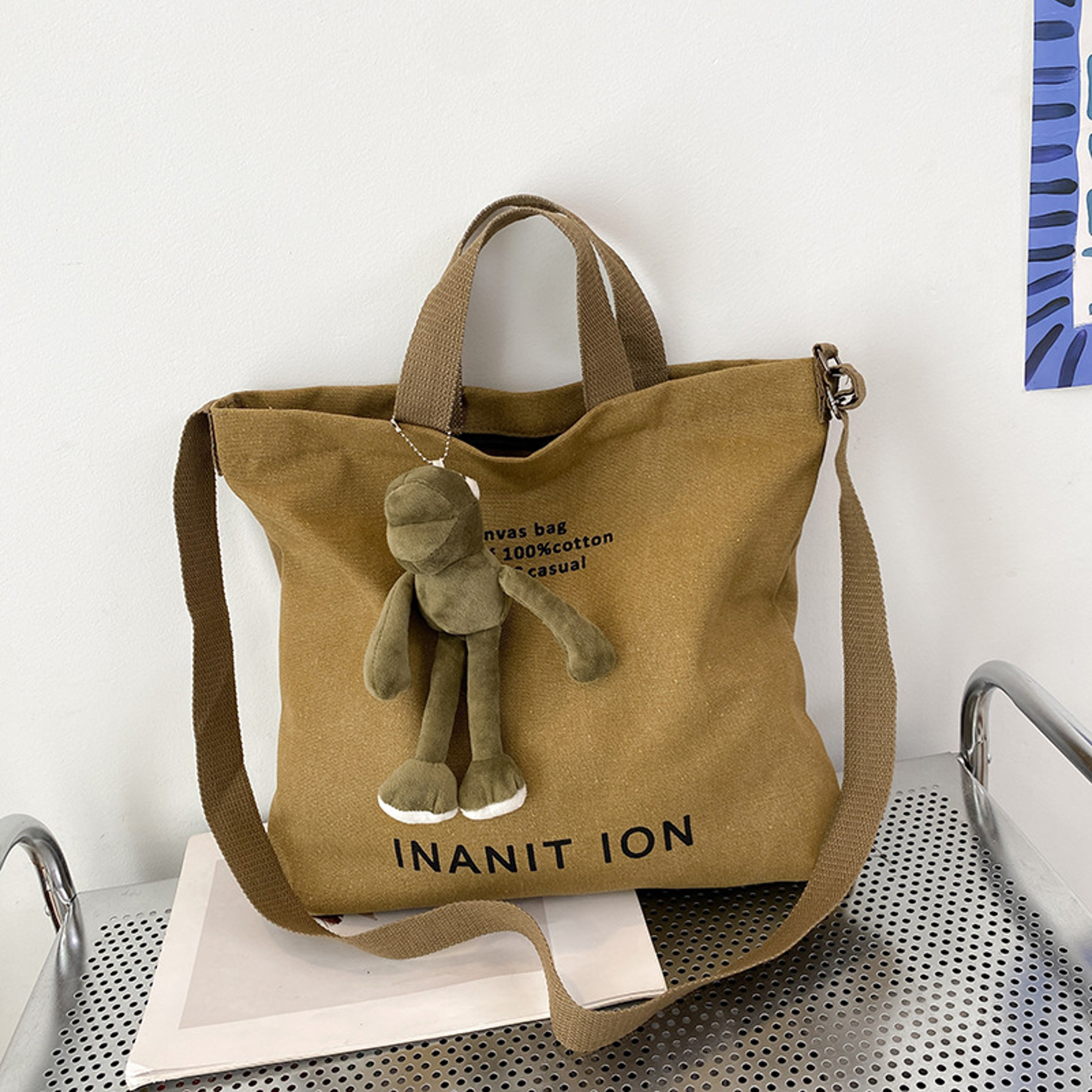 Large Capacity Canvas Crossbody Bag For Men And Women Thick Wash Canvas Handbag For Arts Students 3
