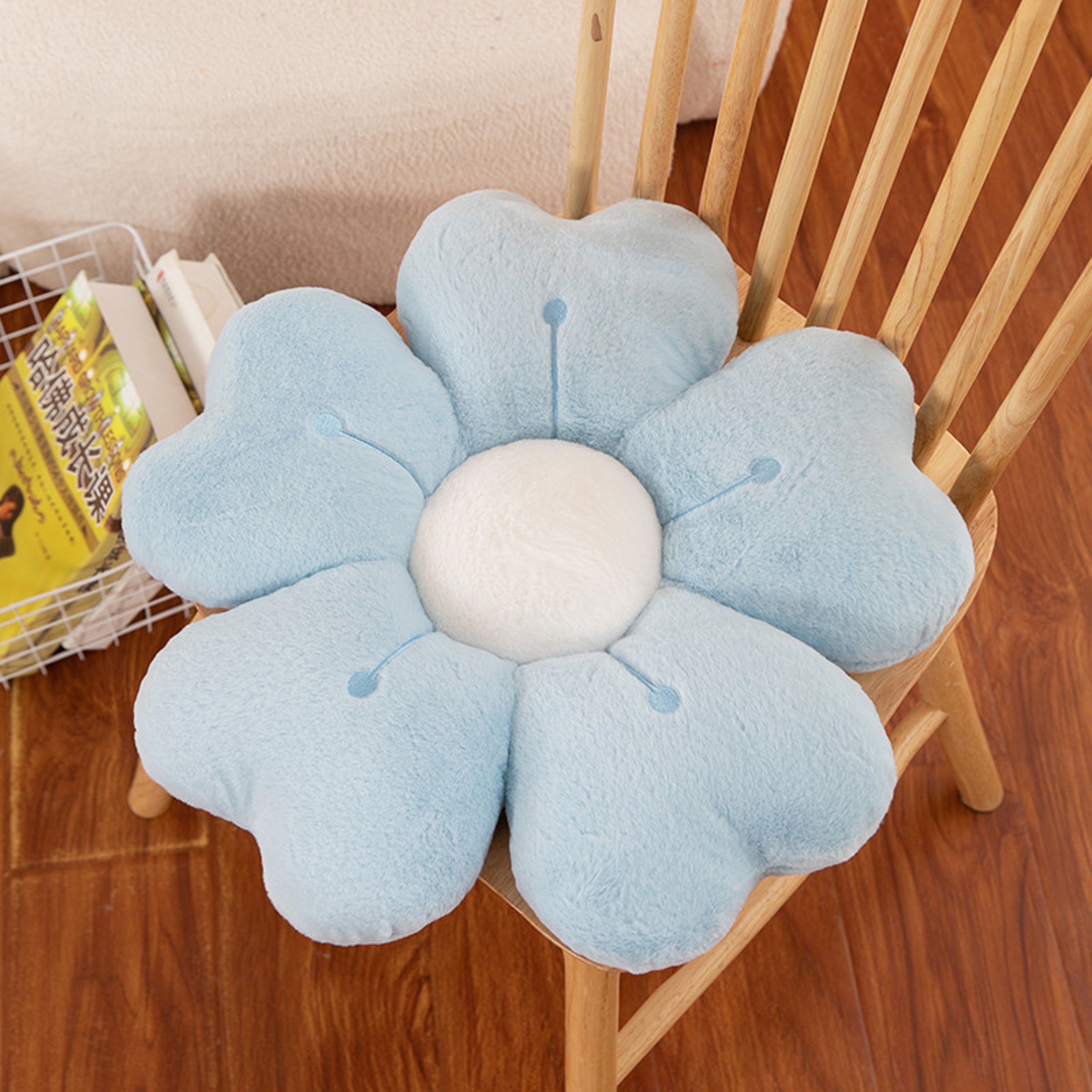 Comfortable Plush Pillow Daisy Flower Shaped Decorative Pad For Sofa And Bed Soft Polyester Fabric 4