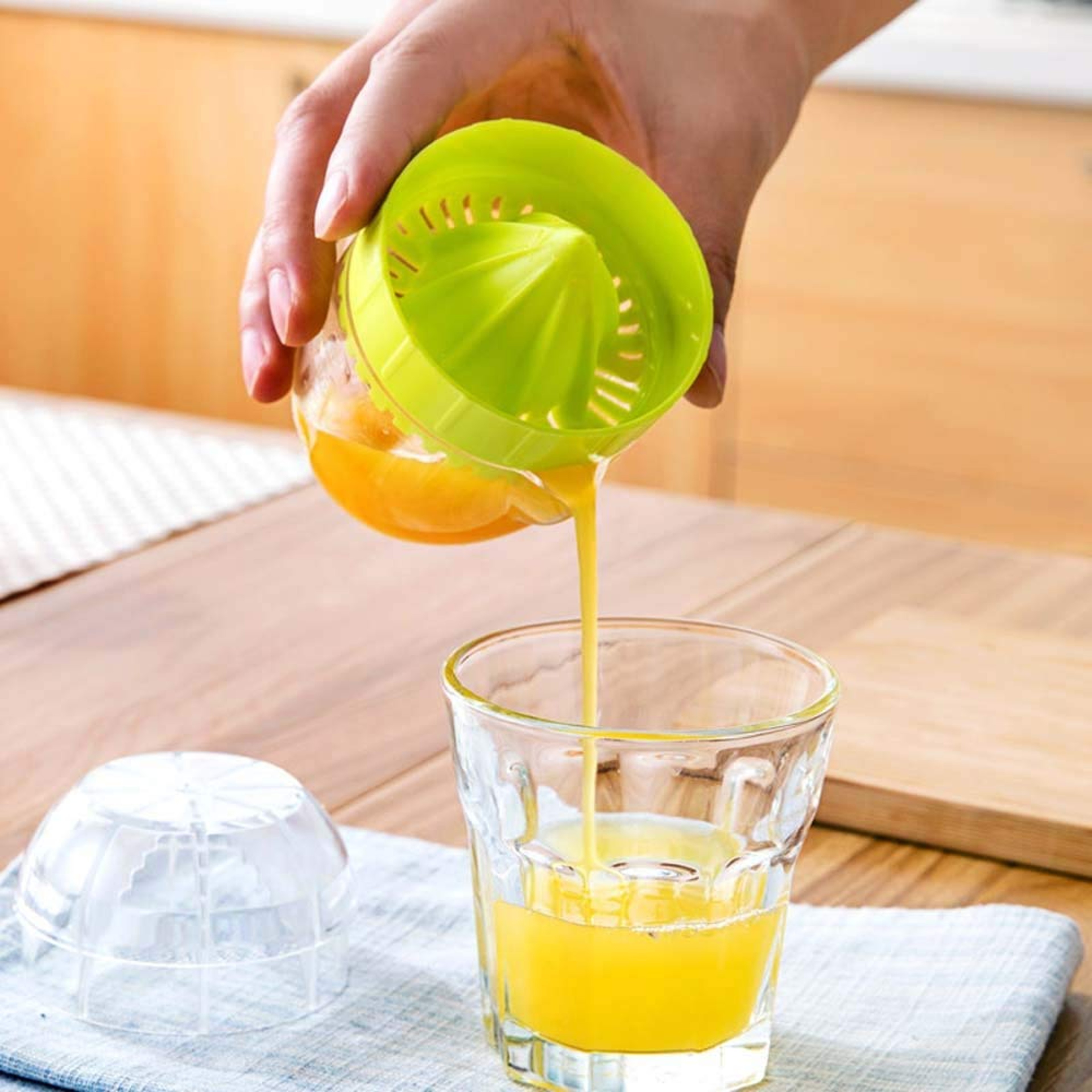 Lemon Squeezer With Lid Plastic Manual Orange Juicer Citrus Press Cup With Pour Spout For Easy Frui 2