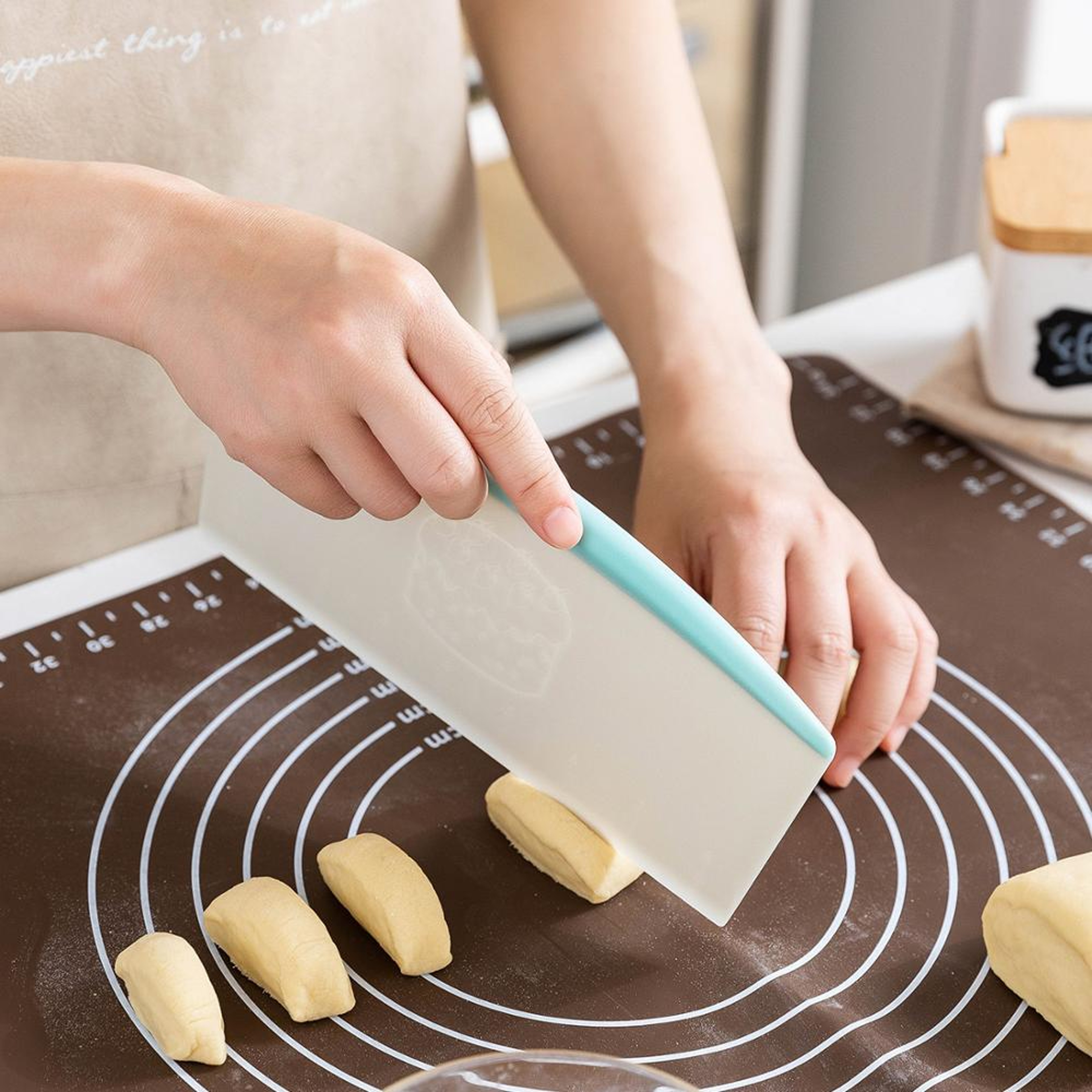 Plastic Cake Spatulas Dough Scraper Pastry Cutter with Measuring Scale Butter Knife for Baking Pizza Bread Fondant Tools – view 1