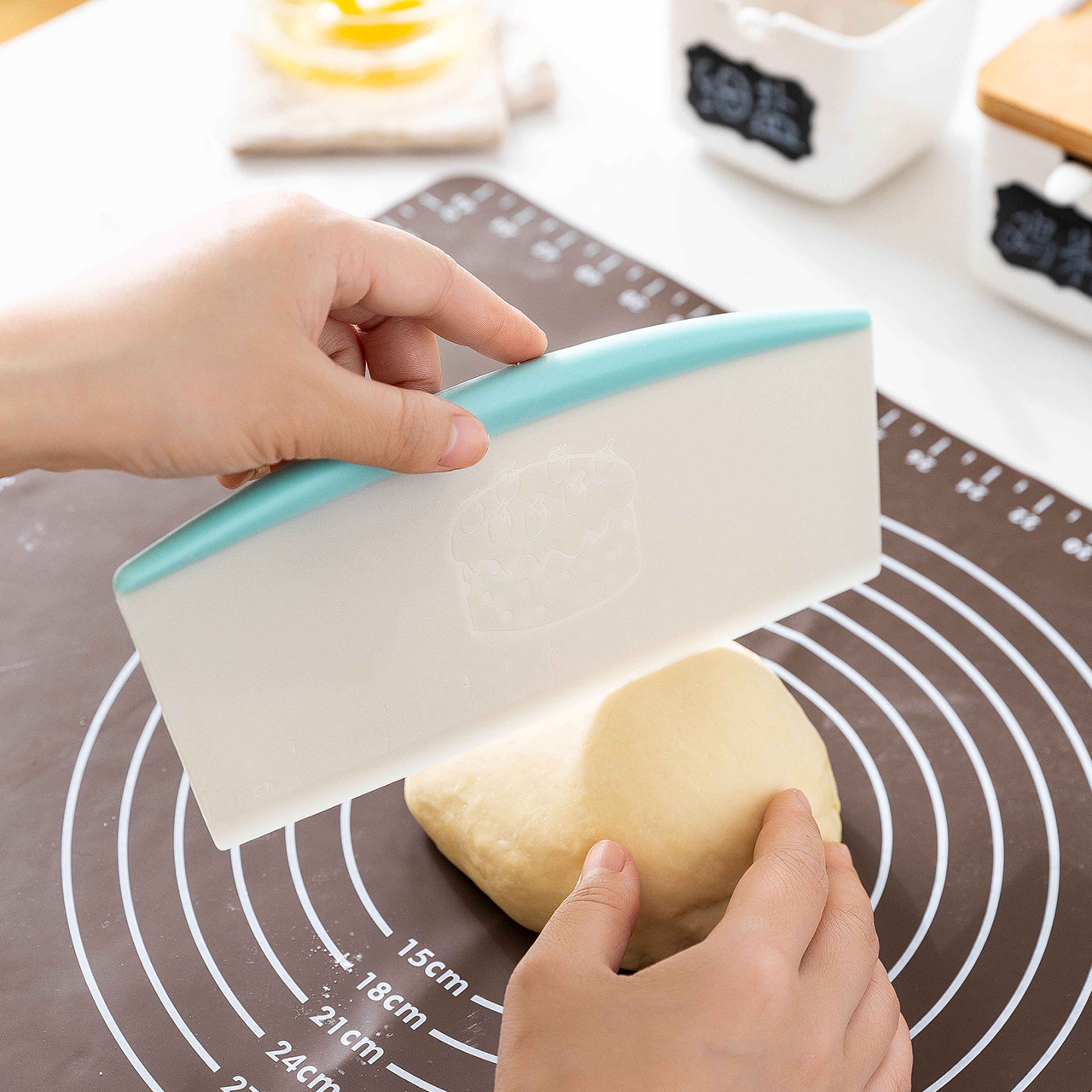Plastic Cake Spatulas Dough Scraper Pastry Cutter with Measuring Scale Butter Knife for Baking Pizza Bread Fondant Tools – view 3