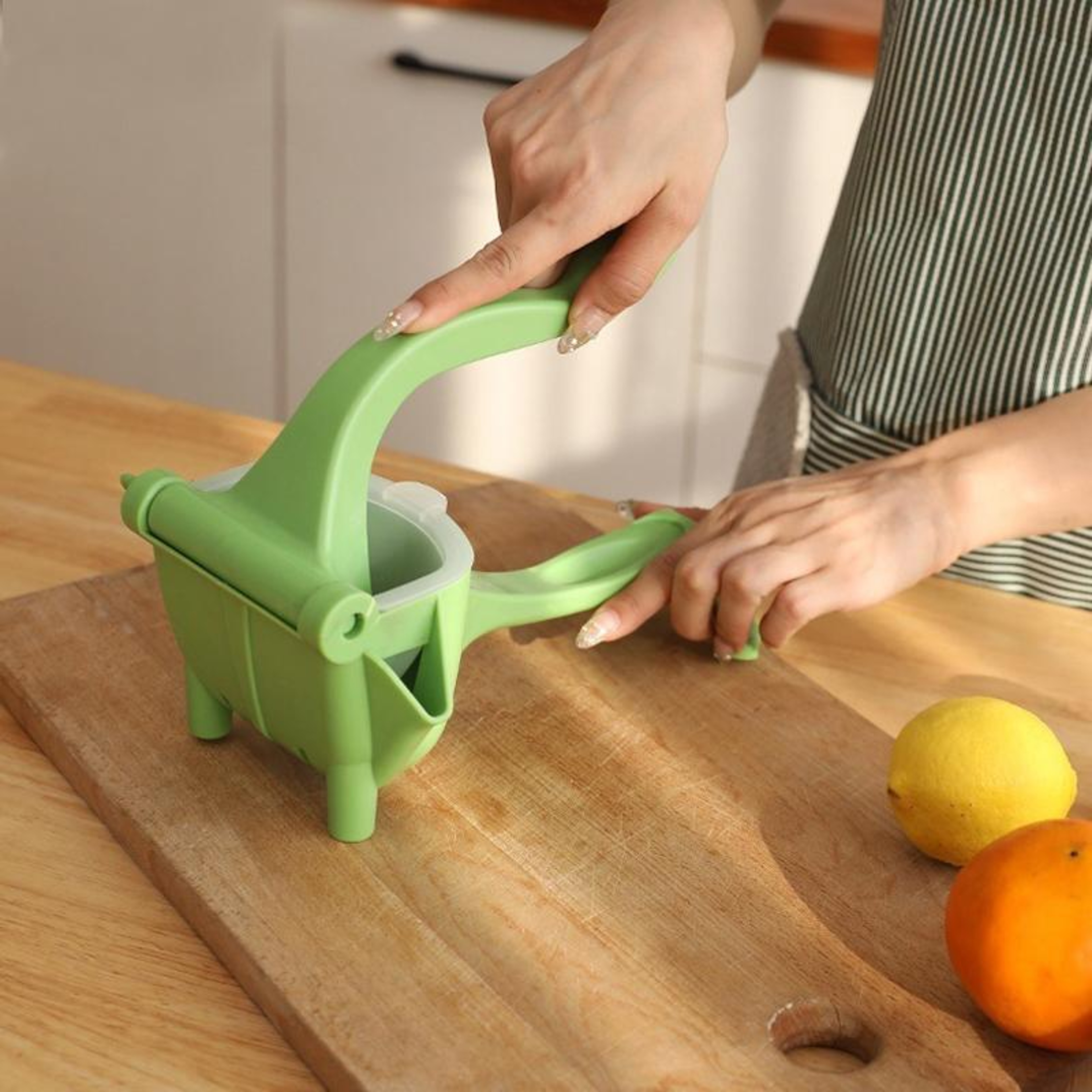 Portable Manual Ice Crusher Juicer  Hand Press Citrus  Crushed Ice Maker For Home  Bar 0