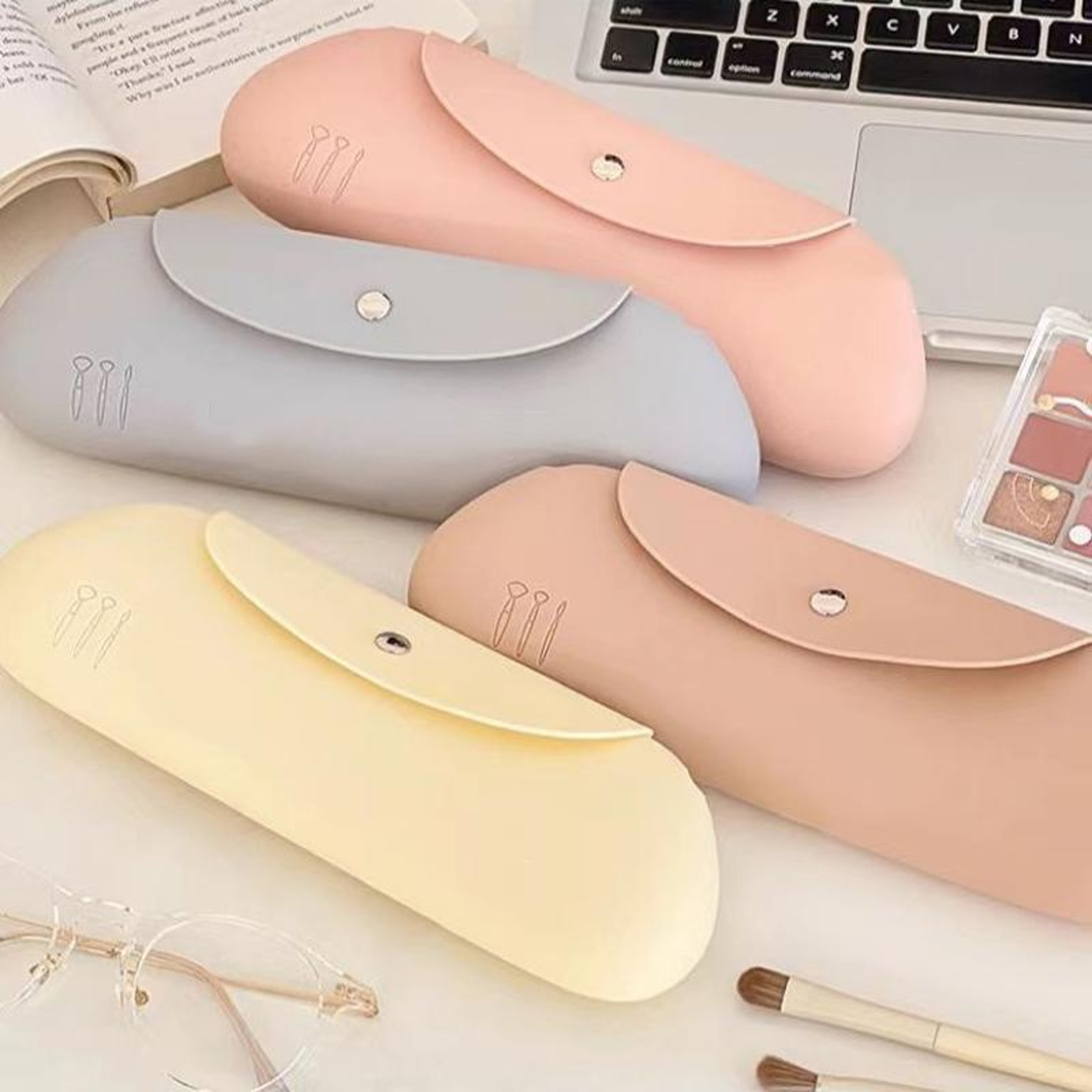Portable Silicone Makeup Brush Holder Travel Cosmetic Organizer Case With Magnetic Closure 0