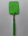 Adjustable Long Handle Fly Swatter For Easy Indoor Outdoor Pest Control 2